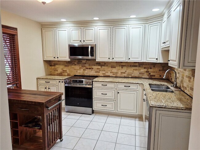 Building Photo - 1589 Stone Mansion Dr
