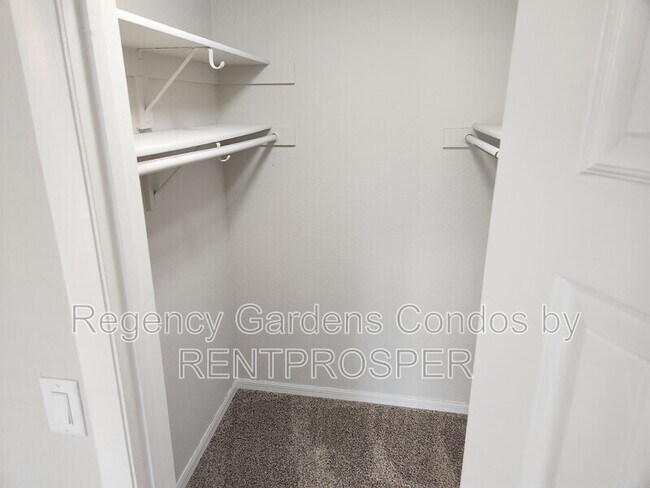Foto del edificio - 5530 Chrishire Way