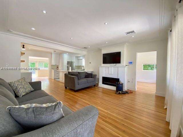 Foto del edificio - 9472 Byron Ave