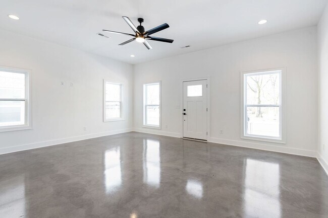 Building Photo - *1/2 Off 1st Months Rent!* Luxury 4Bed/4Bath Home, *Roof Top Patio* in the Heart of Murfreesboro
