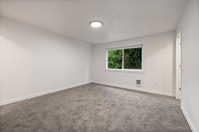 Gran dormitorio principal con mullida alfombra - Rosedale Townhomes