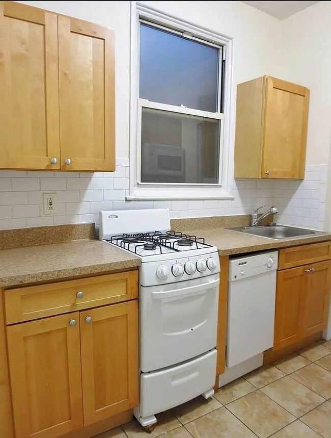 Building Photo - 1606 1st Ave