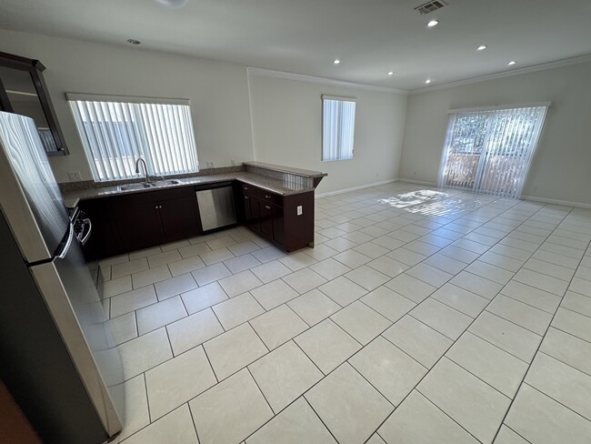 Foto del edificio - 6714 Balboa Blvd