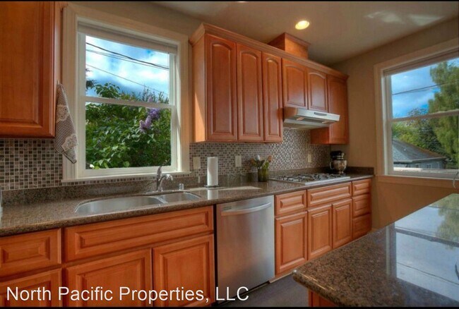 Foto del edificio - 8 br, 3.5 bath House - 5607 12th Ave NE