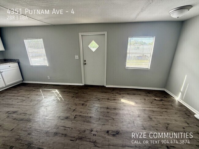 Foto del edificio - 4351 Putnam Ave