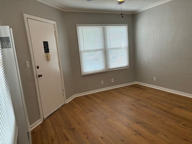 Building Photo - Terrific Corner Location w/Storage Garage!