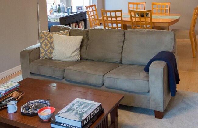 Foto del edificio - Single family, 3 bedroom, 1.5 bath home ju...