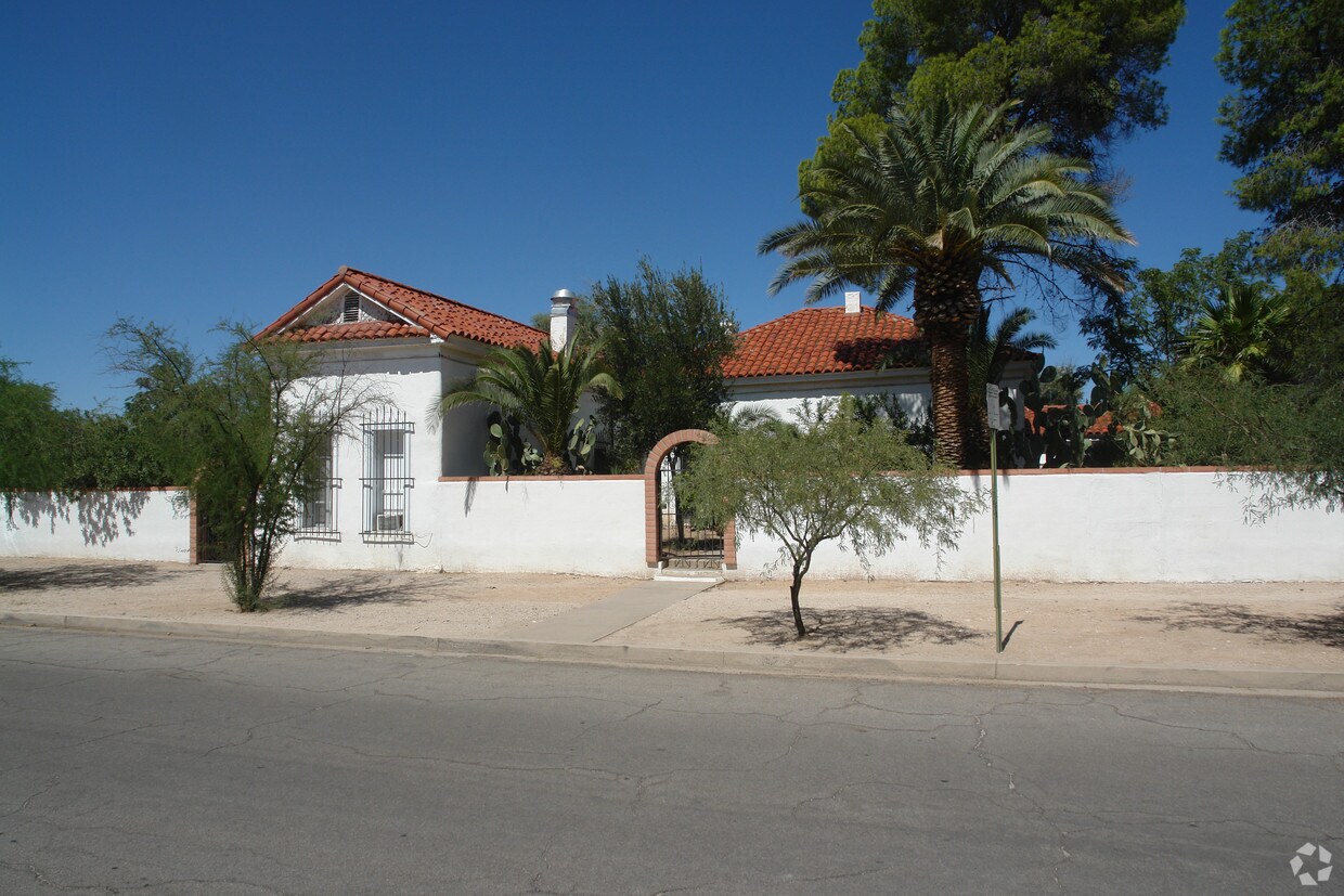 Foto principal - 907-911 E 8th St