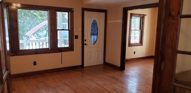 Sala de estar a puerta principal, dormitorio a la derecha - 87 Woodlawn St