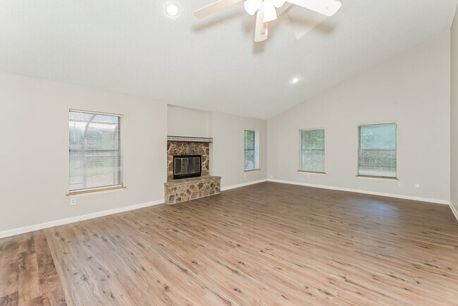 Building Photo - 1100 Creekwood Cove