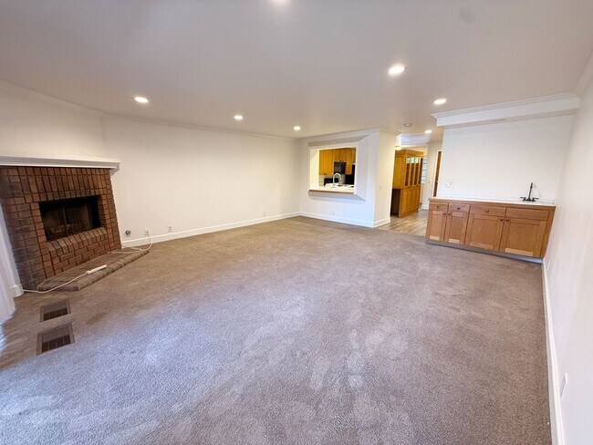 Foto del edificio - Spacious 2 Bed / 2 Bath Condo in Prime UTC/La Jolla Location!