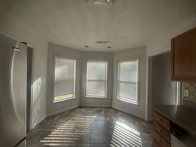 Building Photo - Colonial Heights