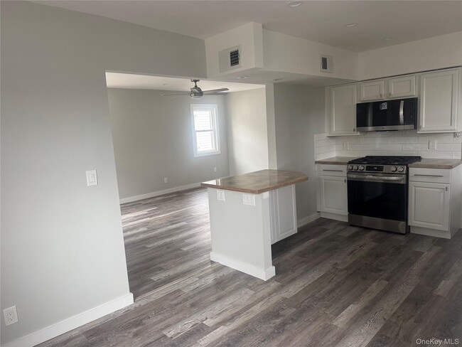 Building Photo - 216 E Hudson St