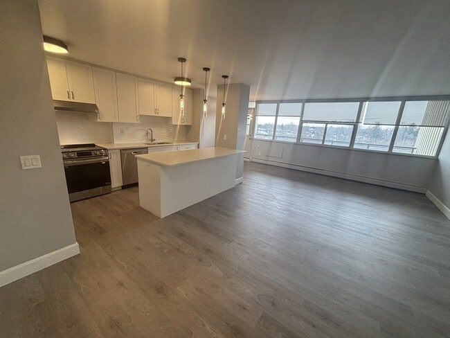 Building Photo - 1061 Queen's Blvd