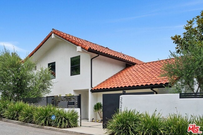 Building Photo - 2528 Carman Crest Dr