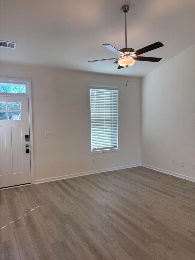 Building Photo - 372 Acorn St