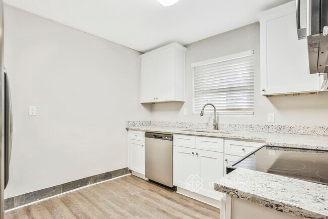 Foto del edificio - 2100 Dellwood Pl