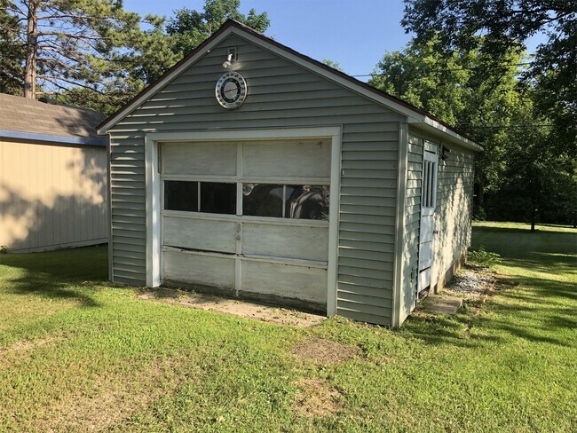 Building Photo - 712 E Channing Ave