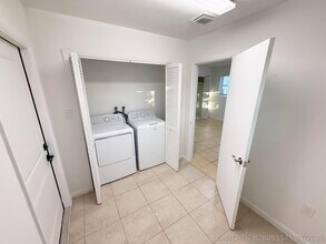 Building Photo - 912 SE Tarpon Ave