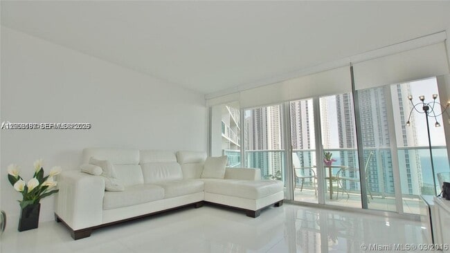 Foto del edificio - 100 Bayview Dr