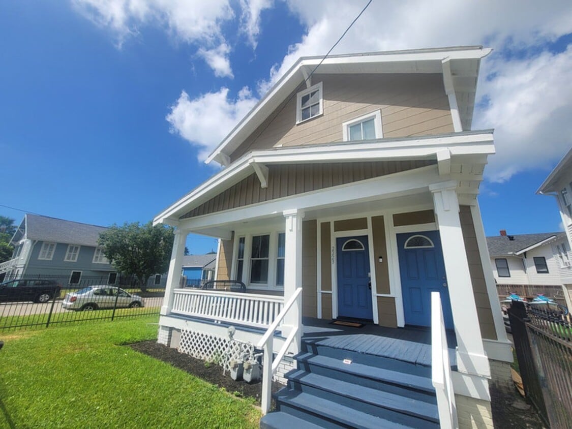 Photo - 2223 & 2225 35th   DUPLEX