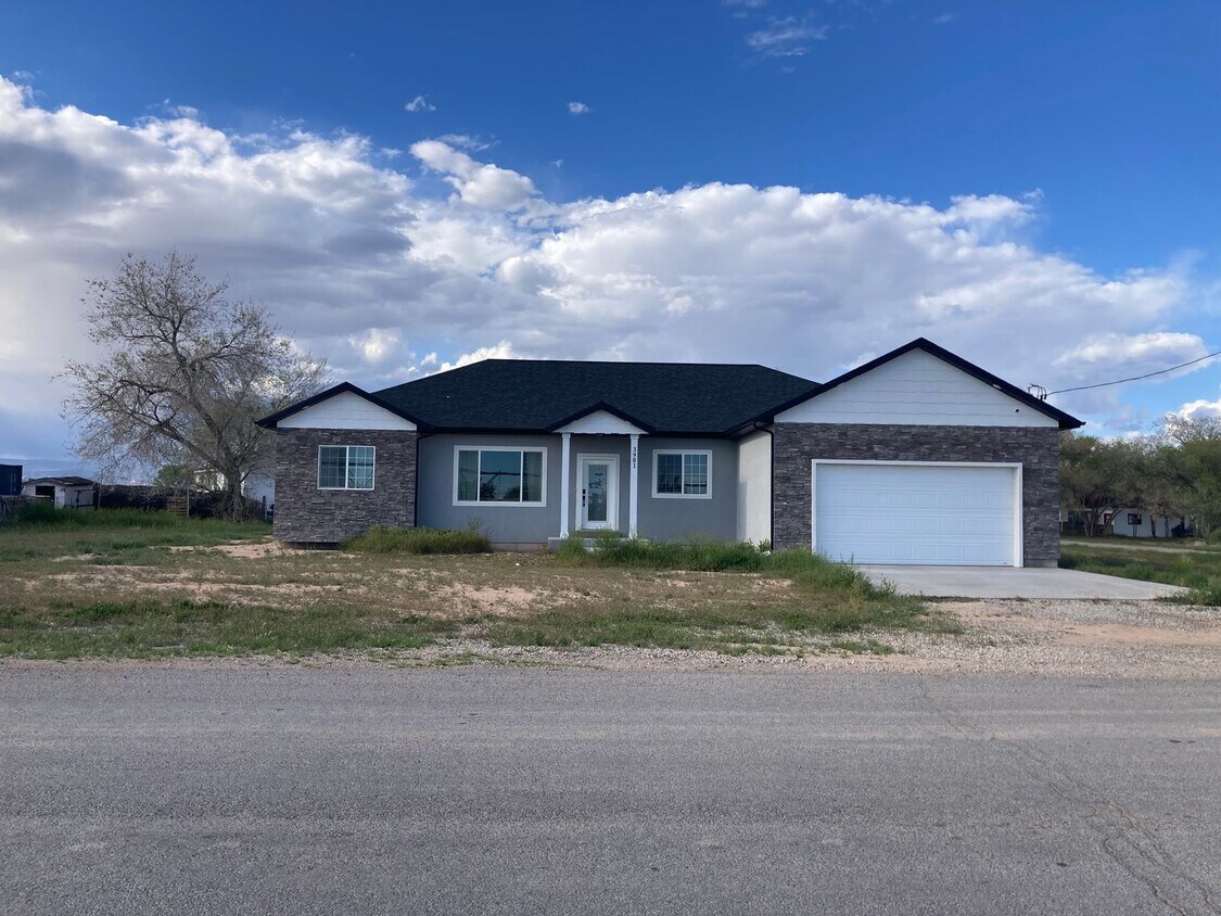 Foto principal - 1 bedroom, shared bathroom, kitchen, livin...