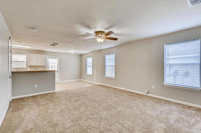 Building Photo - Newly Paint! New Carpeting!  3BR/2.5 Bath ...