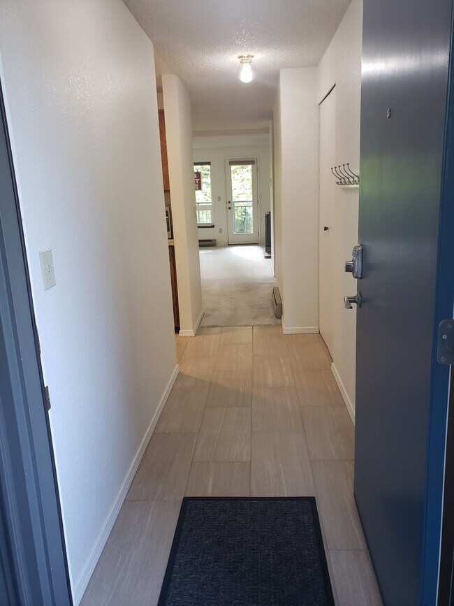 Tiled Entry extends to Kitchen - 12709 NE 116th St