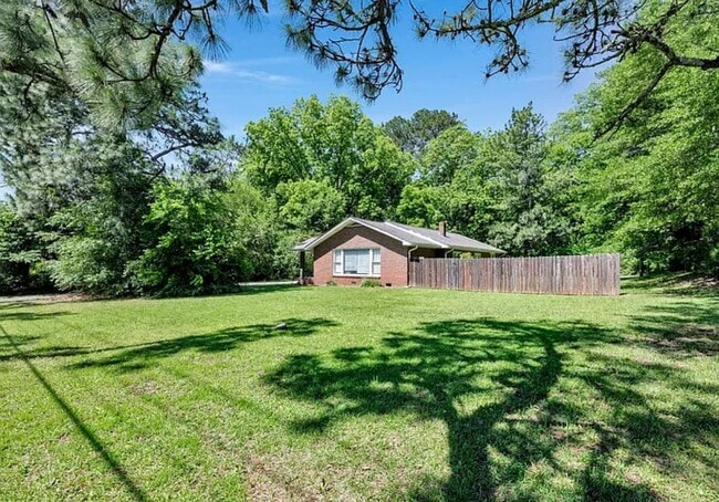 Building Photo - 4 bedroom 2 Bath - Available Now