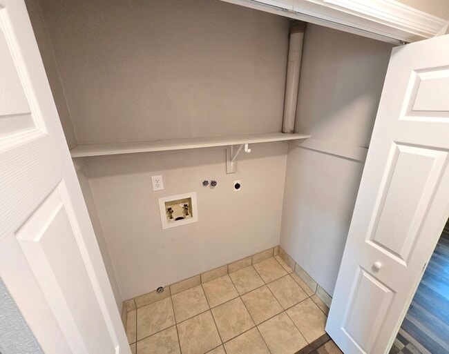 Building Photo - 3 BEDROOM END UNIT TOWNHOUSE FOR RENT IN V...