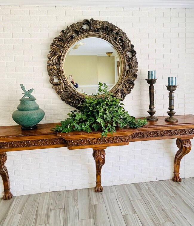 Foto del edificio - Charming Former Model Home