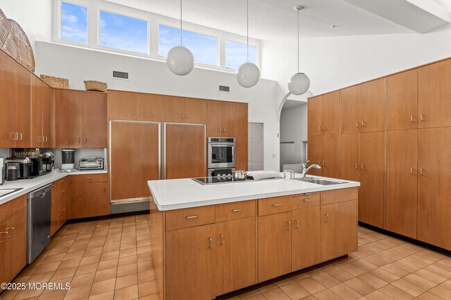 Building Photo - 460 Runyan Ave