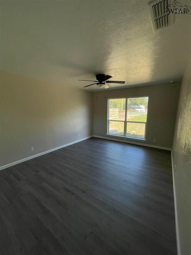 Foto del edificio - 5001 Lakefront Dr