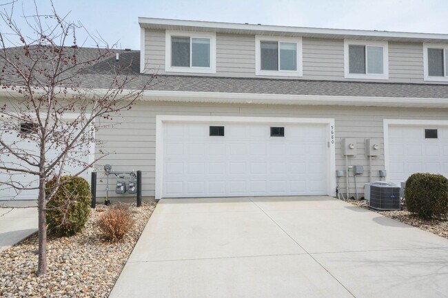 Building Photo - Exceptional townhouse with premium feature...