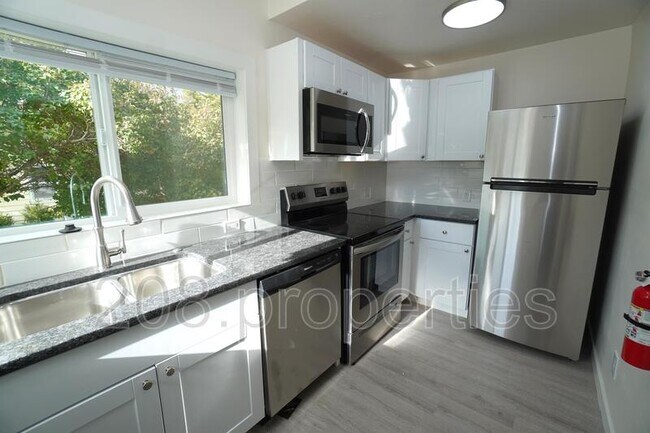 Building Photo - 1724 6th St S