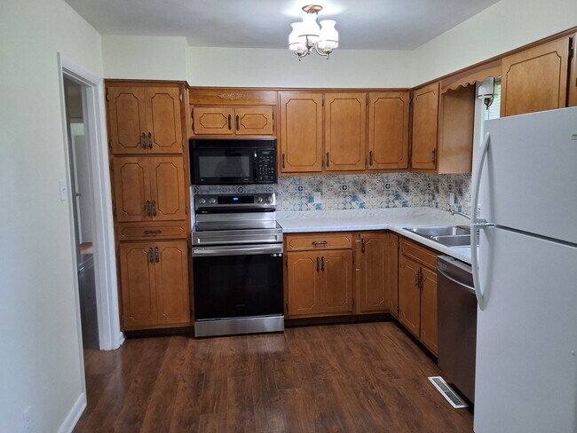 Foto del edificio - Beautiful 3 Bed, 2 Bath with walk out fini...