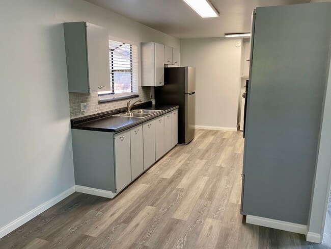 Building Photo - Beautiful 3 Bed/2 Bath Walking Distance fr...