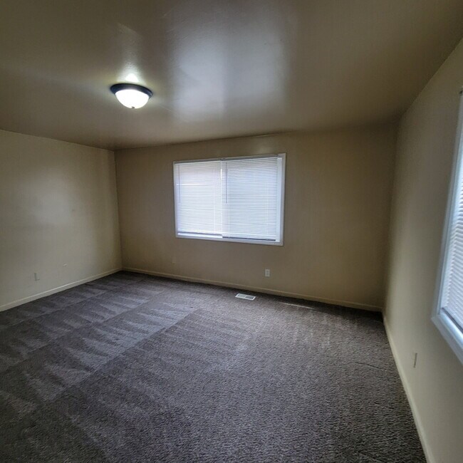 Building Photo - Near Southeast 3BR/2BA Home w/Central Air!