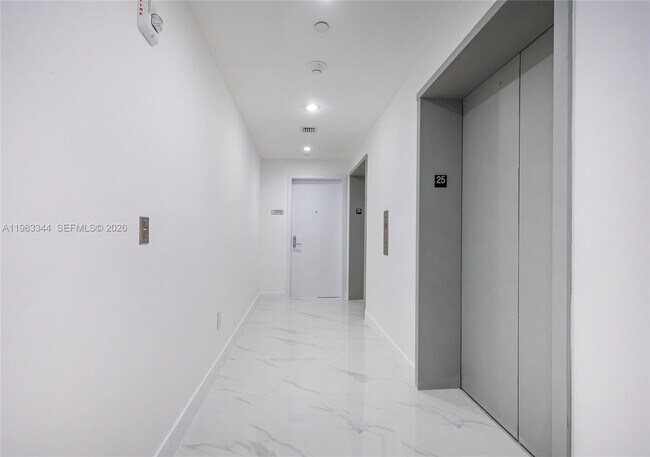 Foto del edificio - 700 NE 24th St