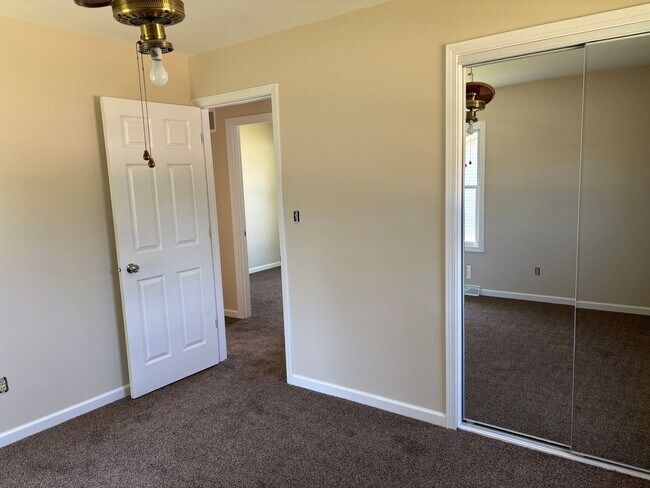 Foto del edificio - 3 Bedroom, 2 Bath Single Family Home in Cl...