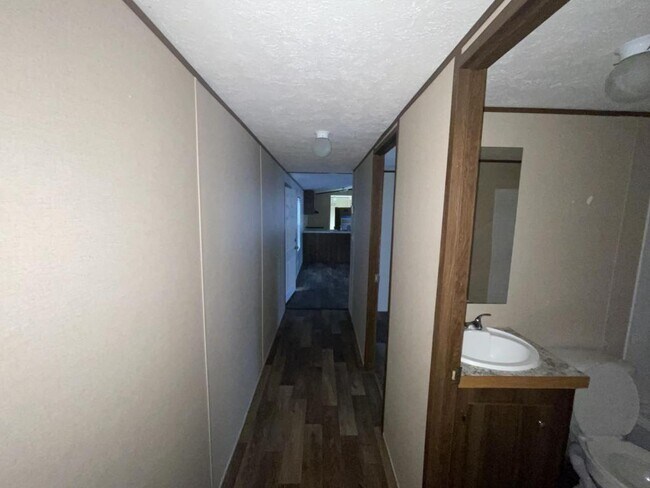 Foto del edificio - 555 Crandlemire Rd