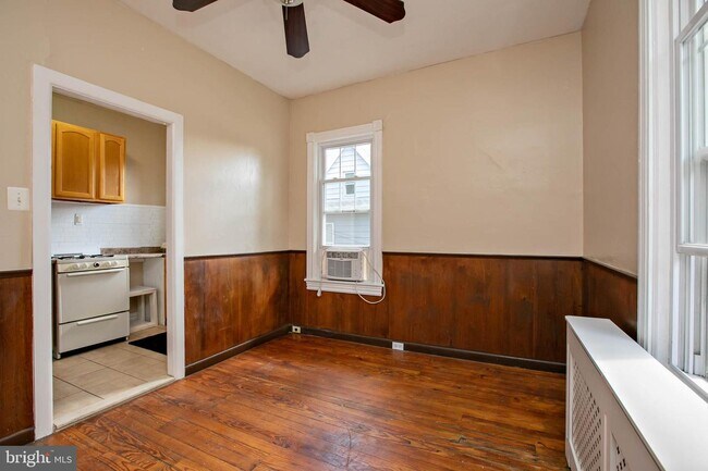 Building Photo - 123 7th Ave