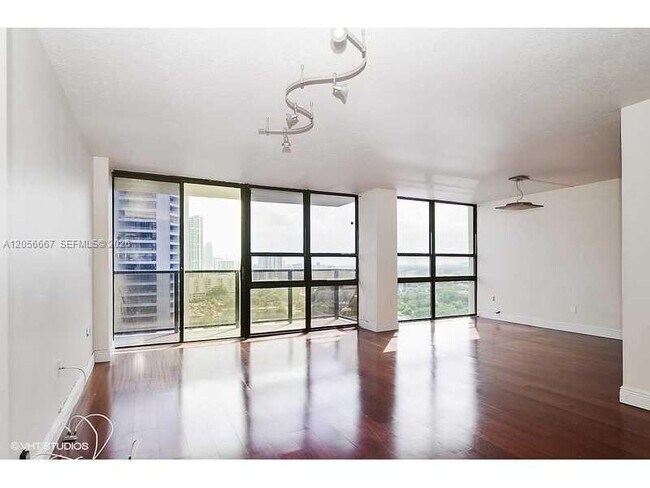 Foto del edificio - 600 NE 36th St