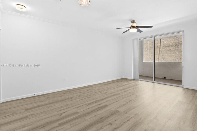 Foto del edificio - 17145 N Bay Rd