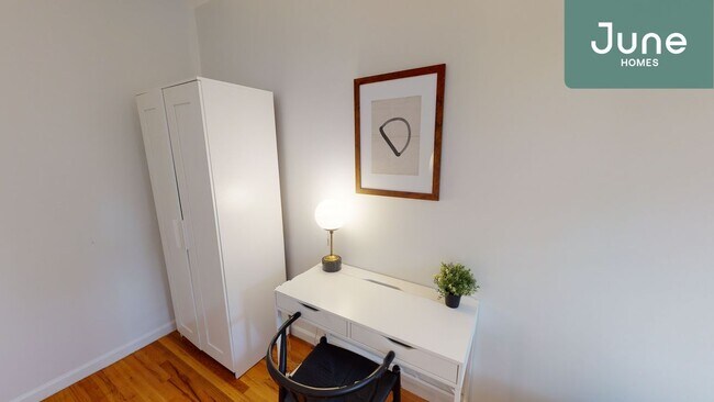 Building Photo - Queen room in 2-bed/1.0-bath Home