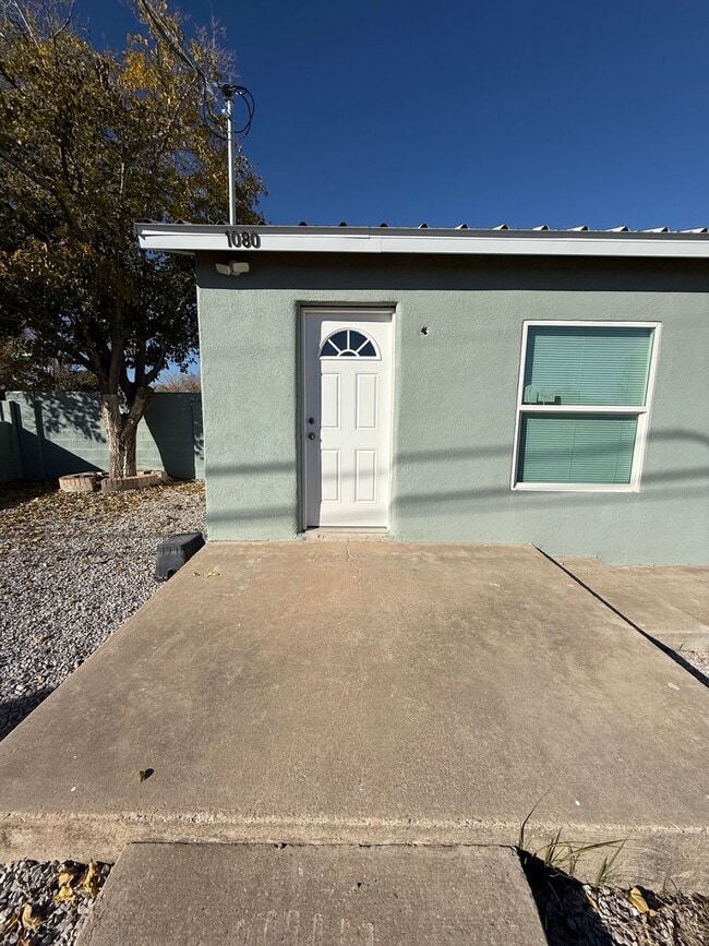 Building Photo - Gorgeous 2 Bedroom/1 Bathroom Home