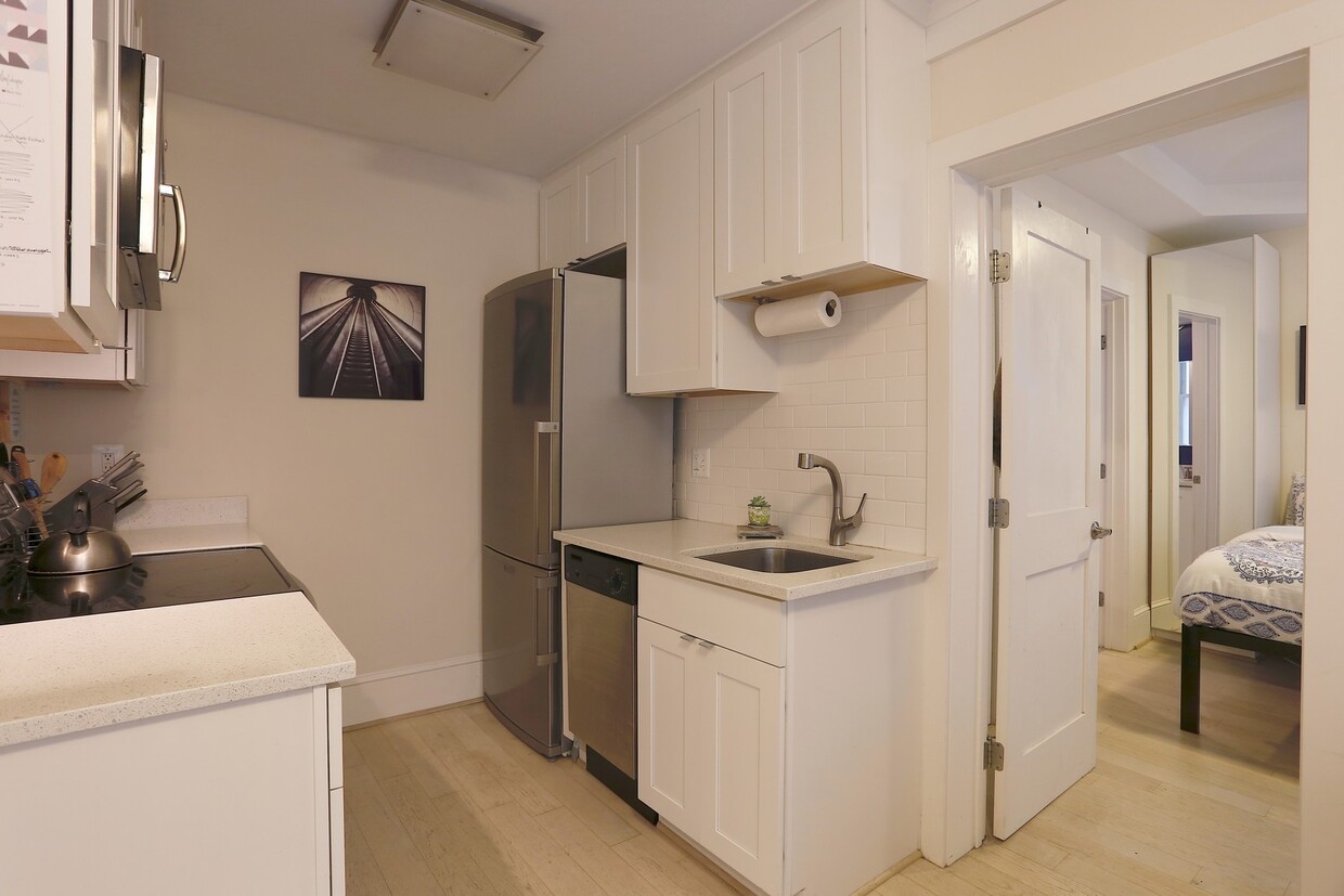 Primary Photo - Parking Available! 1 Bedroom 1 Bathroom Co...