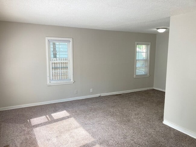 Building Photo - Great 2 Bedroom 1 Bath + 2 Non conforming bedrooms