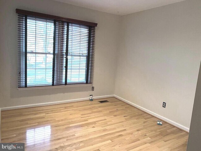 Building Photo - 13 Dickens Square