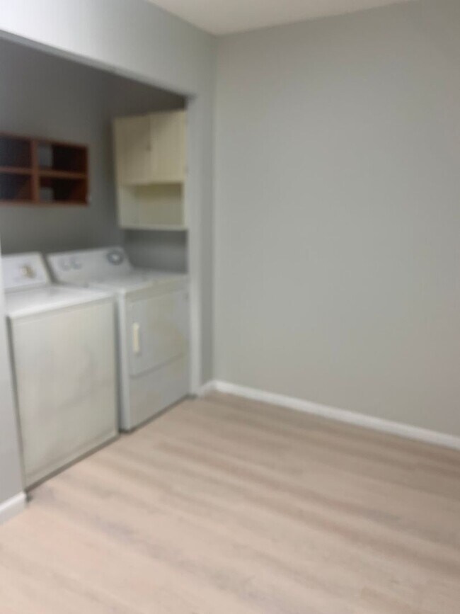 Foto del edificio - 2 bed 1 bath duplex off E Nine Mile Rd